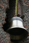 849297 Afbeelding van het inhijsen van de nieuwe klokken voor de Torenpleinkerk (Schoolstraat 5) te Vleuten (gemeente ...